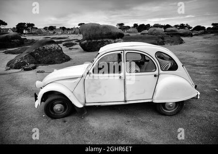 Citroen 2CV Ente, am Strand der Ile Renote, Felsküste entlang des Sentier des douaniers, Tregastel, Cote de Granit Rose, Cotes d'Armor Stockfoto