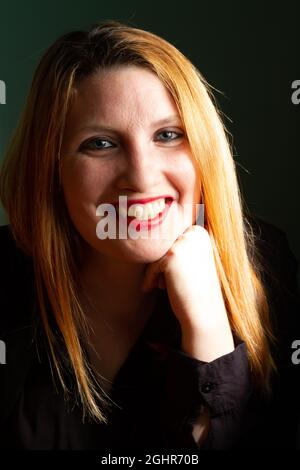 Tamara Schauspielerin lächeln und formell business Frau Stockfoto