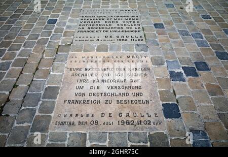 Eingelegte Bodenplatte, Gedenktafel zu Ehren von Konrad Adenauer und Charles de Gaulle, deutsch-französische Versöhnung nach dem Zweiten Weltkrieg Stockfoto