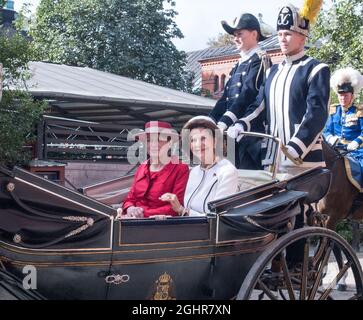 Die Frau von Präsident Steinmeier, Elke Büdenbender (l.), und Königin Silvia von Schweden fahren in einem Wagen zum Königspalast. Präsident Steinmeier und seine Frau sind auf Einladung des schwedischen Königspaares zu einem dreitägigen Staatsbesuch in Schweden. Stockholm, Schweden, 7. September 2021. Foto von Sigge Klemetz/Stella Pictures/ABACAPRESS.COM Stockfoto