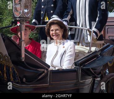 Die Frau von Präsident Steinmeier, Elke Büdenbender (l.), und Königin Silvia von Schweden fahren in einem Wagen zum Königspalast. Präsident Steinmeier und seine Frau sind auf Einladung des schwedischen Königspaares zu einem dreitägigen Staatsbesuch in Schweden. Stockholm, Schweden, 7. September 2021. Foto von Sigge Klemetz/Stella Pictures/ABACAPRESS.COM Stockfoto