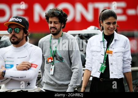 Fernando Alonso (ESP) McLaren (links) mit seiner Freundin Linda Morselli (rechts). 24.05.2018. Formel-1-Weltmeisterschaft, Rd 6, Großer Preis Von Monaco, Monte Carlo, Monaco, Übungstag. Bildnachweis sollte lauten: XPB/Press Association Images. Stockfoto