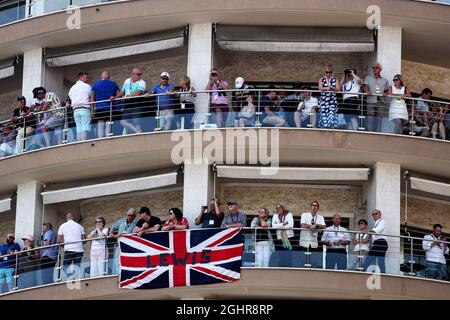 Lewis Hamilton (GBR) Mercedes AMG F1 Flagge mit Fans. 26.05.2018. Formel-1-Weltmeisterschaft, Rd 6, Großer Preis Von Monaco, Monte Carlo, Monaco, Qualifizierender Tag. Bildnachweis sollte lauten: XPB/Press Association Images. Stockfoto