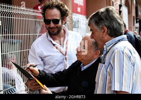 Jean Todt (FRA) FIA-Präsident gibt Autogramme für die Fans. 26.05.2018. Formel-1-Weltmeisterschaft, Rd 6, Großer Preis Von Monaco, Monte Carlo, Monaco, Qualifizierender Tag. Bildnachweis sollte lauten: XPB/Press Association Images. Stockfoto