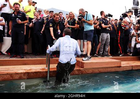 Craig Slater (GBR) Sky F1 Reporter im Pool der Red Bull Energy Station. 27.05.2018. Formel-1-Weltmeisterschaft, Rd 6, Großer Preis Von Monaco, Monte Carlo, Monaco, Wettkampftag. Bildnachweis sollte lauten: XPB/Press Association Images. Stockfoto