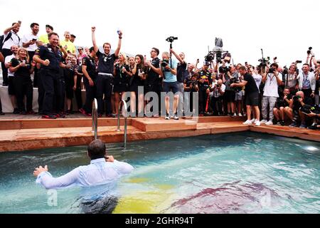 Craig Slater (GBR) Sky F1 Reporter im Pool der Red Bull Energy Station. 27.05.2018. Formel-1-Weltmeisterschaft, Rd 6, Großer Preis Von Monaco, Monte Carlo, Monaco, Wettkampftag. Bildnachweis sollte lauten: XPB/Press Association Images. Stockfoto