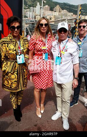 (L bis R): Kris Jenner (USA), Dee Hilfiger (USA) und Tommy Hilfiger (USA). 27.05.2018. Formel-1-Weltmeisterschaft, Rd 6, Großer Preis Von Monaco, Monte Carlo, Monaco, Wettkampftag. Bildnachweis sollte lauten: XPB/Press Association Images. Stockfoto