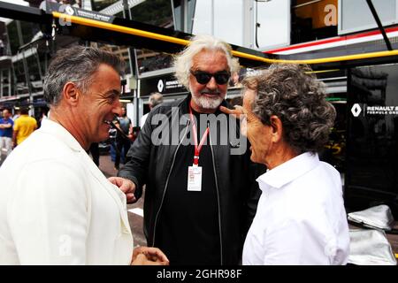 (L bis R): Jean Alesi (FRA) mit Flavio Briatore (ITA) und Alain Prost (FRA) Renault Sport F1 Team Special Advisor. 27.05.2018. Formel-1-Weltmeisterschaft, Rd 6, Großer Preis Von Monaco, Monte Carlo, Monaco, Wettkampftag. Bildnachweis sollte lauten: XPB/Press Association Images. Stockfoto