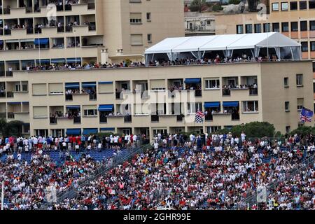 Fans in der Tribüne. 27.05.2018. Formel-1-Weltmeisterschaft, Rd 6, Großer Preis Von Monaco, Monte Carlo, Monaco, Wettkampftag. Bildnachweis sollte lauten: XPB/Press Association Images. Stockfoto