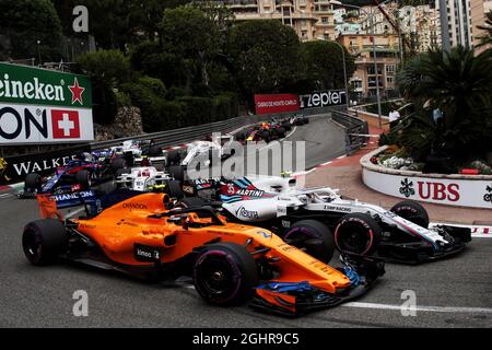 Stoffel Vandoorne (Bel) McLaren MCL33 und Sergey Sirotkin (RUS) Williams FW41 zu Beginn des Rennens. 27.05.2018. Formel-1-Weltmeisterschaft, Rd 6, Großer Preis Von Monaco, Monte Carlo, Monaco, Wettkampftag. Bildnachweis sollte lauten: XPB/Press Association Images. Stockfoto