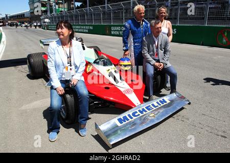 Jacques Villeneuve (CDN) mit seinem Vater Gilles' Ferrari 1978 312 T3, seiner Mutter Joann und Francois Dumontier (CDN) Promoter des kanadischen GP. 10.06.2018. Formel-1-Weltmeisterschaft, Rd 7, Großer Preis Von Kanada, Montreal, Kanada, Wettkampftag. Bildnachweis sollte lauten: XPB/Press Association Images. Stockfoto