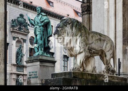 Feldherrnhalle, klassische Loggia am Odeonsplatz, Bronzestatue des Grafen Tilly und des bayerischen Löwen, an der Rückfassade der Residenz, München, Ober Stockfoto