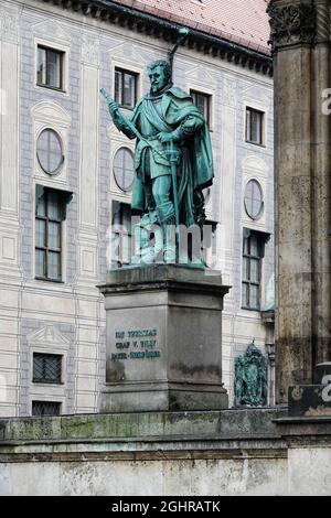 Feldherrnhalle, klassische Loggia am Odeonsplatz, Bronzestatue des Grafen Tilly, an der hinteren Fassade der Residenz, München, Oberbayern, Bayern Stockfoto