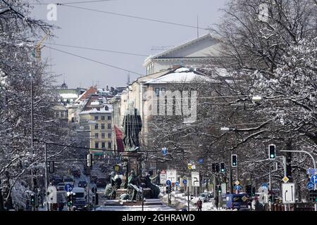 Blick vom Maximilianeum auf die Maximilianstraße mit Maxmonument und Nationaltheater Staatsoper München, verschneite Landeshauptstadt München, Freistaat Stockfoto