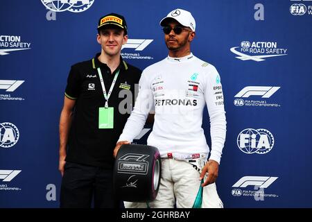 Lewis Hamilton (GBR) Mercedes AMG F1 erhält seinen Pirelli Pole Position Award von Simon Yates (GBR) Cyclist. 23.06.2018. Formel-1-Weltmeisterschaft, Rd 8, Großer Preis Von Frankreich, Paul Ricard, Frankreich, Qualifizierender Tag. Bildnachweis sollte lauten: XPB/Press Association Images. Stockfoto