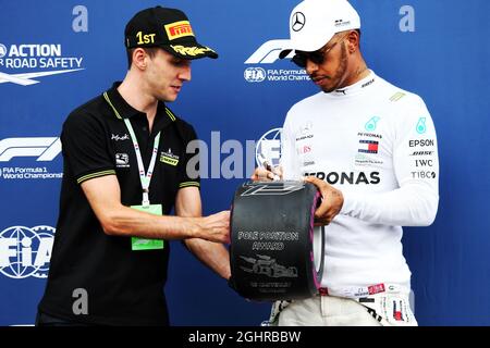 Lewis Hamilton (GBR) Mercedes AMG F1 erhält den Pirelli Pole Position Award von Simon Yates (GBR) Cyclist. 23.06.2018. Formel-1-Weltmeisterschaft, Rd 8, Großer Preis Von Frankreich, Paul Ricard, Frankreich, Qualifizierender Tag. Bildnachweis sollte lauten: XPB/Press Association Images. Stockfoto