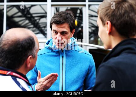 (L bis R): Frederic Vasseur (FRA) sauber F1 Team, Teamchef mit Toto Wolff (GER) Mercedes AMG F1 Aktionär und Geschäftsführer und George Russell (GBR) Art Grand Prix / Mercedes AMG F1 Reserve Driver. 28.06.2018. Formel 1 Weltmeisterschaft, Rd 9, Großer Preis Von Österreich, Spielberg, Österreich, Tag Der Vorbereitung. Bildnachweis sollte lauten: XPB/Press Association Images. Stockfoto