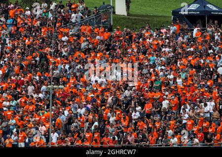 Fans in der Tribüne. 30.06.2018. Formel 1 Weltmeisterschaft, Rd 9, Großer Preis Von Österreich, Spielberg, Österreich, Qualifizierender Tag. Bildnachweis sollte lauten: XPB/Press Association Images. Stockfoto