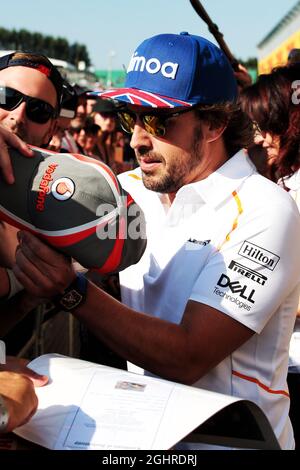 Fernando Alonso (ESP) McLaren signiert Autogramme für die Fans. 05.07.2018. Formel-1-Weltmeisterschaft, Rd 10, Großer Preis Von Großbritannien, Silverstone, England, Tag Der Vorbereitung. Bildnachweis sollte lauten: XPB/Press Association Images. Stockfoto