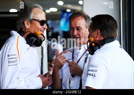 (L bis R): Mansour Ojjeh, McLaren Aktionär mit Jonathan Neale (GBR) McLaren Chief Operation Officer und Zak Brown (USA) McLaren Executive Director. 06.07.2018. Formel-1-Weltmeisterschaft, Rd 10, Großer Preis Von Großbritannien, Silverstone, England, Übungstag. Bildnachweis sollte lauten: XPB/Press Association Images. Stockfoto