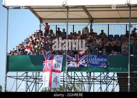 Fans auf der Tribüne und Banner für Lewis Hamilton (GBR) Mercedes AMG F1. 08.07.2018. Formel-1-Weltmeisterschaft, Rd 10, Großer Preis Von Großbritannien, Silverstone, England, Wettkampftag. Bildnachweis sollte lauten: XPB/Press Association Images. Stockfoto