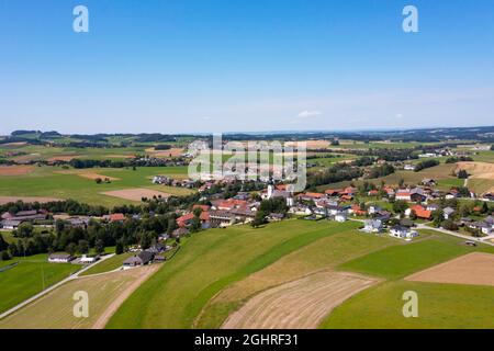 Drohnenbild, Agrarlandschaft, landwirtschaftliche Felder mit Bauernhöfen in der Nähe von Waldzell im Innviertel, Oberösterreich, Österreich Stockfoto