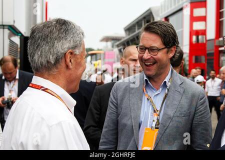 (L bis R): Chase Carey (USA) Vorsitzender der Formel-1-Gruppe mit Andreas Scheuer (GER) Bundesverkehrsminister. 22.07.2018. Formel 1 Weltmeisterschaft, Rd 11, Großer Preis Von Deutschland, Hockenheim, Deutschland, Wettkampftag. Bildnachweis sollte lauten: XPB/Press Association Images. Stockfoto