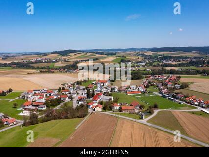 Drohnenschuss, landwirtschaftliche Landschaft, landwirtschaftliche Felder mit Bauernhöfen bei Schildorn im Innviertel, Oberösterreich, Österreich Stockfoto