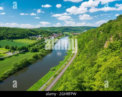 Blick vom Weser-Skywalk auf die Weser Richtung Herstelle und Wuergassen, Beverungen, Hoexter, Ostwestfalen, Weserbergland, Norden Stockfoto