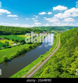 Blick vom Weser-Skywalk auf die Weser Richtung Herstelle und Wuergassen, Beverungen, Hoexter, Ostwestfalen, Weserbergland, Norden Stockfoto