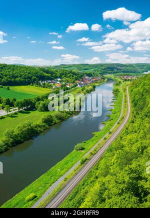 Blick vom Weser-Skywalk auf die Weser Richtung Herstelle und Wuergassen, Beverungen, Hoexter, Ostwestfalen, Weserbergland, Norden Stockfoto