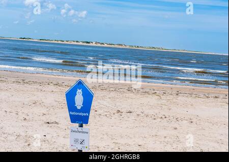 Informationstafel auf einer Zwischenzone des Nationalparks Niedersächsisches Wattenmeer am Sandstrand in der Nähe des Hafens der Insel Baltrum Stockfoto