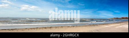 Panoramablick auf den Sandstrand am Hafen der Insel Baltrum, hinter der östlichen Spitze der Insel Norderney, Ostfriesland, Niedersachsen Stockfoto