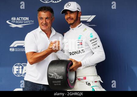 Lewis Hamilton (GBR) Mercedes AMG F1 erhält den Pirelli Pole Position Award von Jean Alesi (FRA). 28.07.2018. Formel 1 Weltmeisterschaft, Rd 12, Großer Preis Von Ungarn, Budapest, Ungarn, Qualifizierender Tag. Bildnachweis sollte lauten: XPB/Press Association Images. Stockfoto