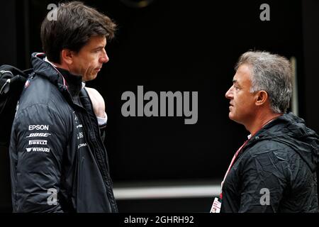 (L bis R): Toto Wolff (GER) Mercedes AMG F1 Aktionär und Executive Director mit Jean Alesi (FRA). 24.08.2018. Formel-1-Weltmeisterschaft, Rd 13, Großer Preis Von Belgien, Spa Francorchamps, Belgien, Übungstag. Bildnachweis sollte lauten: XPB/Press Association Images. Stockfoto