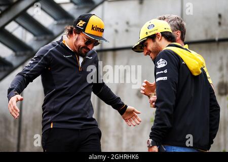 (L bis R): Fernando Alonso (ESP) McLaren mit Carlos Sainz Jr (ESP) Renault Sport F1 Team. 24.08.2018. Formel-1-Weltmeisterschaft, Rd 13, Großer Preis Von Belgien, Spa Francorchamps, Belgien, Übungstag. Bildnachweis sollte lauten: XPB/Press Association Images. Stockfoto