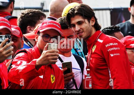 Antonio Giovinazzi (ITA) Ferrari Entwicklungstreiber mit Fans. 01.09.2018. Formel 1 Weltmeisterschaft, Rd 14, Großer Preis Von Italien, Monza, Italien, Qualifizierender Tag. Bildnachweis sollte lauten: XPB/Press Association Images. Stockfoto