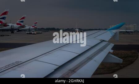 Blick auf eine Flotte von British Airways-Flugzeugen von einem eurowings-Flugzeug am Flughafen London-Heathrow. Stockfoto