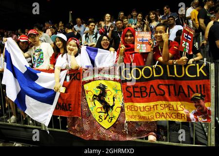 Ferrari-Fans in der Tribüne. 16.09.2018. Formel-1-Weltmeisterschaft, Rd 15, Großer Preis Von Singapur, Marina Bay Street Circuit, Singapur, Renntag. Bildnachweis sollte lauten: XPB/Press Association Images. Stockfoto