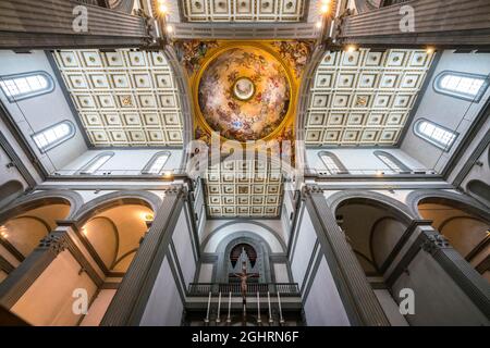 Querschiff mit Kuppel, Haupt- und Seitenchorkapellen, Basilica di San Lorenzo, Florenz, Toskana, Italien Stockfoto