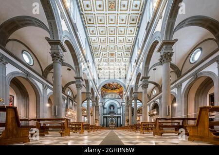 Kirchenschiff und Chor, nach Plänen von Filippo Brunelleschi, Basilica di San Lorenzo, Florenz, Toskana, Italien Stockfoto