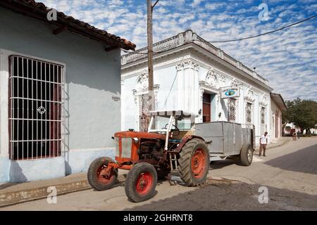 Straßenszene, Häuser aus der spanischen Kolonialzeit, alter Traktor mit Anhänger, Sancti Spiritus, Zentralkuba, Provinz Sancti Spiritus, Karibik, Kuba Stockfoto