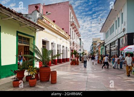 Straßenszene, Geschäftsstraße, viele Menschen, Kubaner, Sancti Spiritus, Zentralkuba, Provinz Sancti Spiritus, Karibik, Kuba Stockfoto