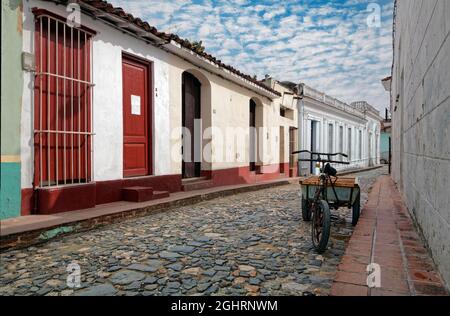 Straßenszene, alte Kopfsteinpflaster, Häuser aus der spanischen Kolonialzeit, Lastenrad, Sancti Spiritus, Zentralkuba, Provinz Sancti Spiritus, Karibik Stockfoto