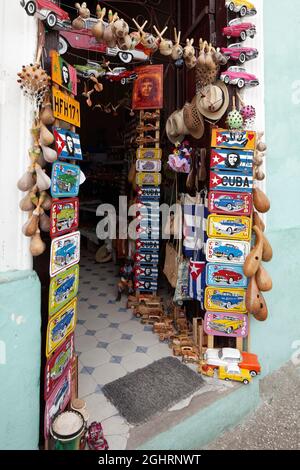 Eingang, Souvenirs, Souvenirladen mit vielen bunten Schildern, Sancti Spiritus, Zentralkuba, Provinz Sancti Spiritus, Karibik, Kuba Stockfoto