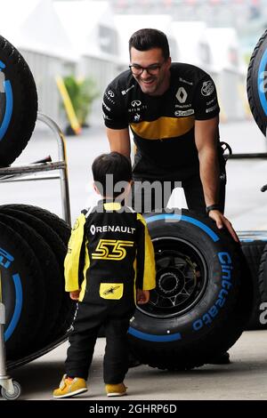 Ein junger Fan des Renault Sport F1 Teams im Fahrerlager. 04.10.2018. Formel 1 Weltmeisterschaft, Rd 17, Großer Preis Von Japan, Suzuka, Japan, Tag Der Vorbereitung. Bildnachweis sollte lauten: XPB/Press Association Images. Stockfoto