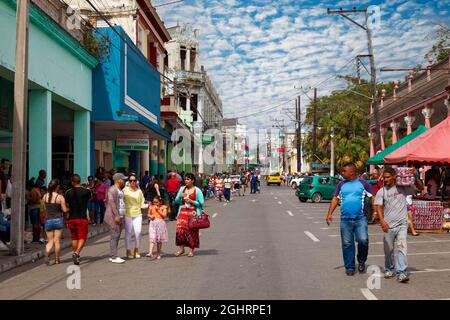 Straßenszene, viele Menschen auf der Straße, Kubaner, Kolonialhäuser, Pinar del Rio, Pinar del Rio Provinz, Karibik, Kuba Stockfoto