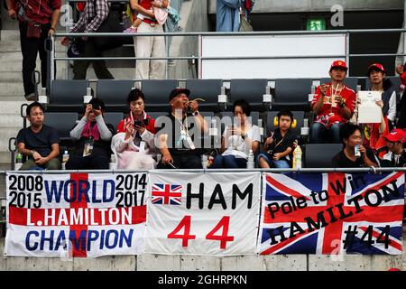 Lewis Hamilton (GBR) Mercedes AMG F1 Fans und Banner in der Tribüne. 06.10.2018. Formel 1 Weltmeisterschaft, Rd 17, Großer Preis Von Japan, Suzuka, Japan, Qualifizierender Tag. Bildnachweis sollte lauten: XPB/Press Association Images. Stockfoto