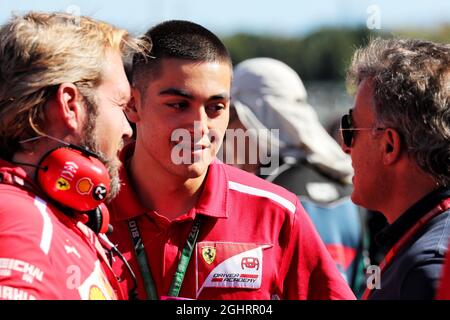 (L bis R): Gino Rosato (CDN) Ferrari mit Giuliano Alesi (ITA) Trident GP3 Driver / Ferrari Academy Driver und Jean Alesi (FRA). 07.10.2018. Formel 1 Weltmeisterschaft, Rd 17, Großer Preis Von Japan, Suzuka, Japan, Wettkampftag. Bildnachweis sollte lauten: XPB/Press Association Images. Stockfoto