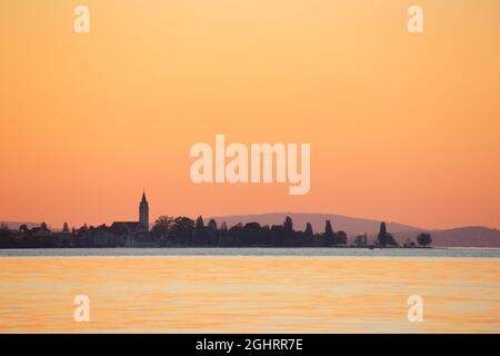 Kirche und Hafen von Romanshorn im Abendlicht, Blick von Arbon über den Bodensee Stockfoto